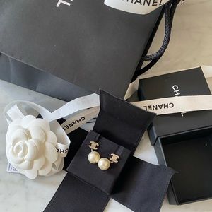 BNWT 2022 AUTH Chanel faux pearl & Strass CC drop earrings